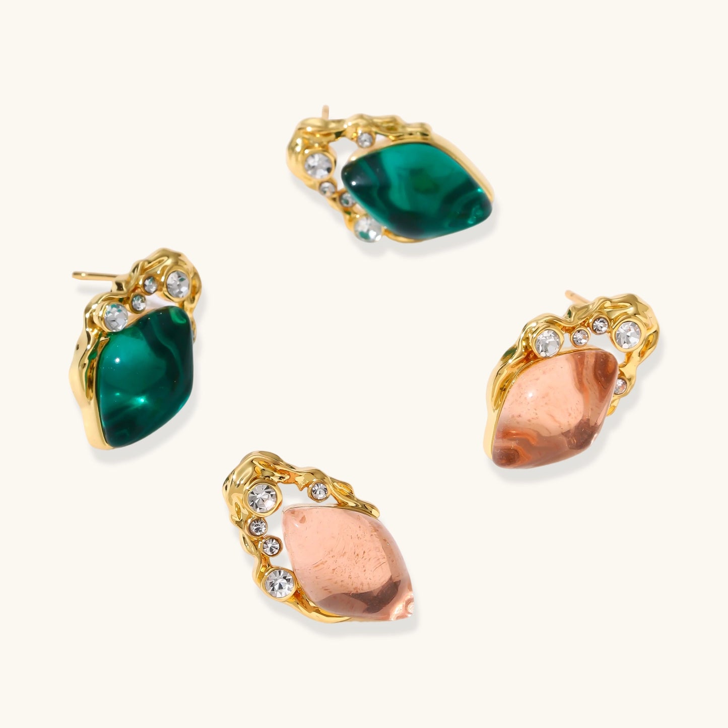 Emerald Øredobber med 18K gullbelagt kobber og cubic zirkonia. | Emerald Mystique Studs