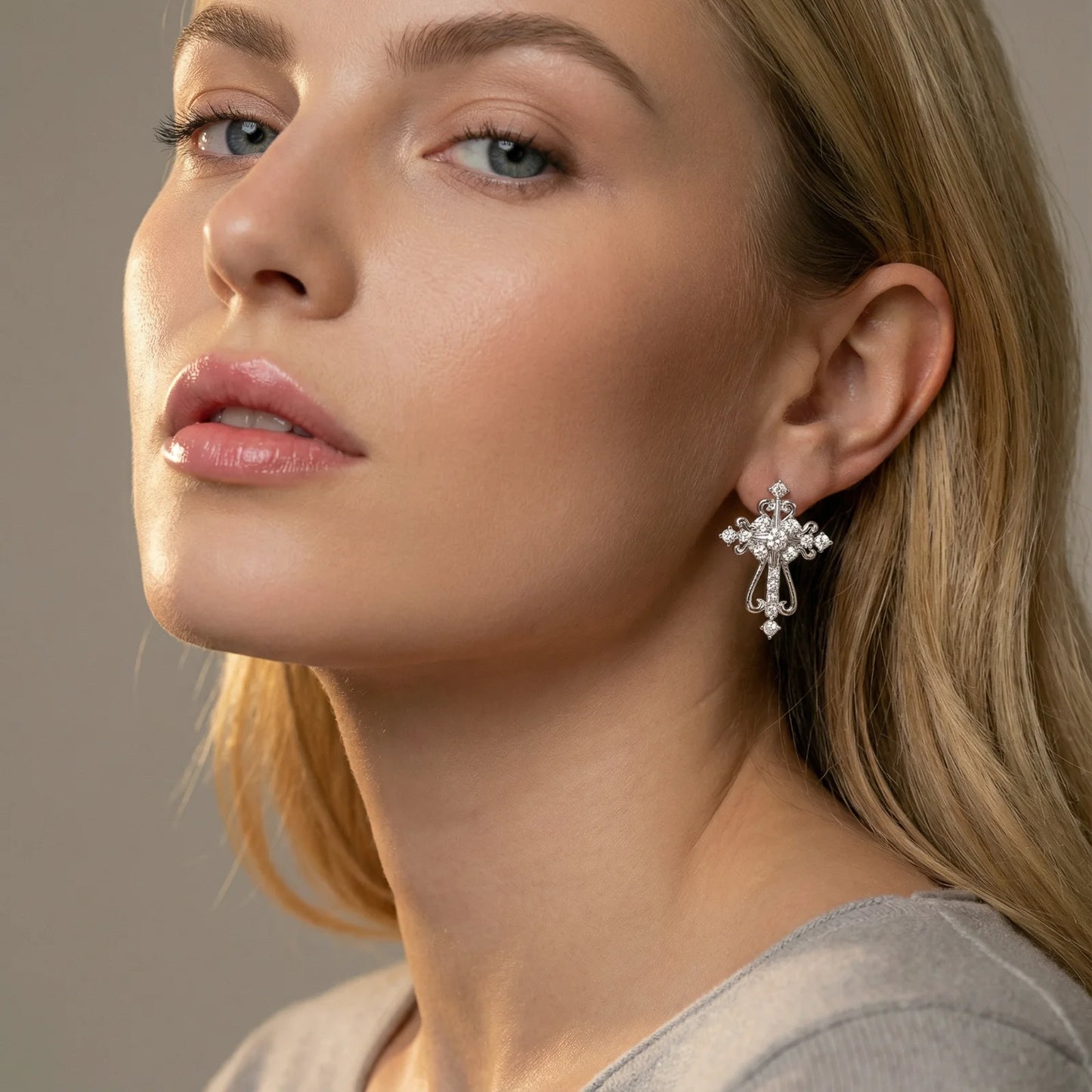 Divine Grace Kors - øredobber- belagt med hvitt gull og Cubic Zirkonia med stifter i S925 sølv - Hudvennlig komfort