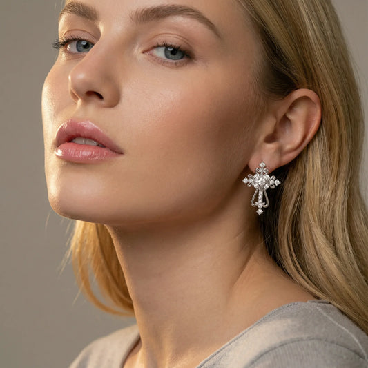 Divine Grace Kors - øredobber- belagt med hvitt gull og Cubic Zirkonia med stifter i S925 sølv - Hudvennlig komfort