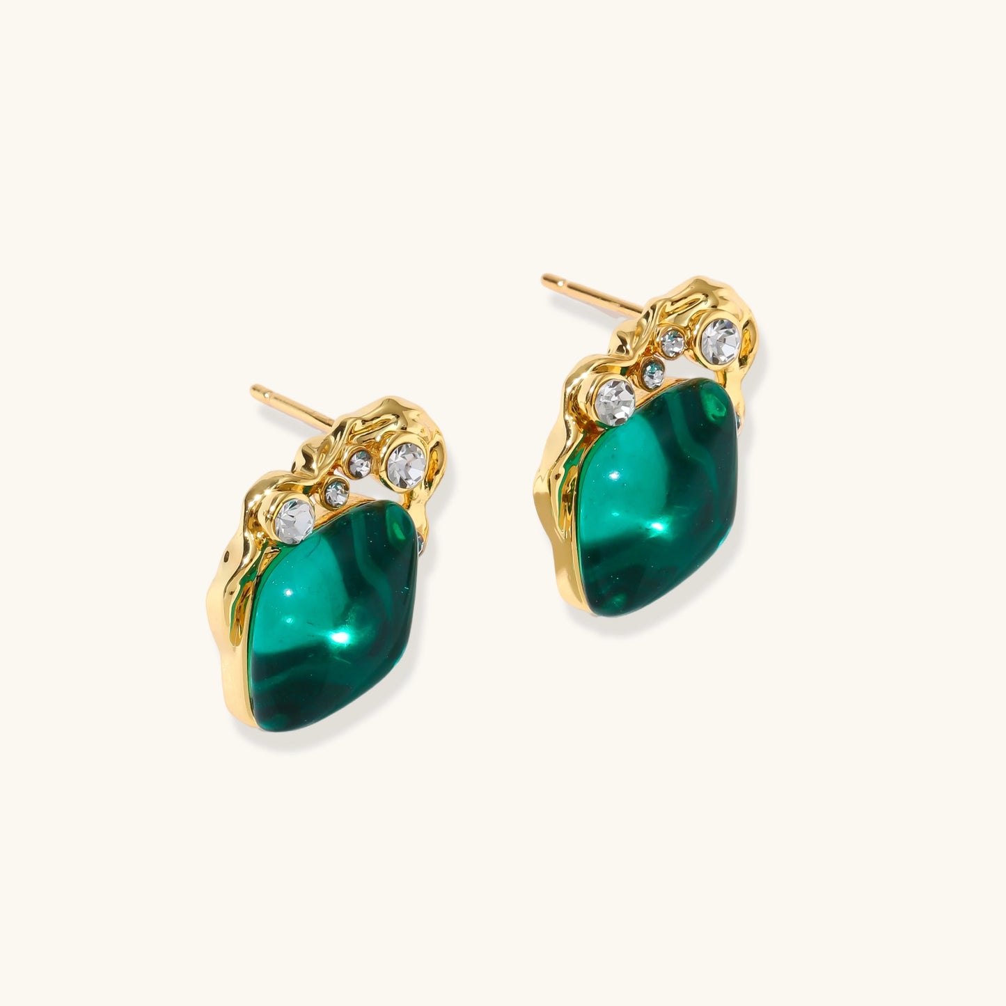 Emerald Øredobber med 18K gullbelagt kobber og cubic zirkonia. | Emerald Mystique Studs