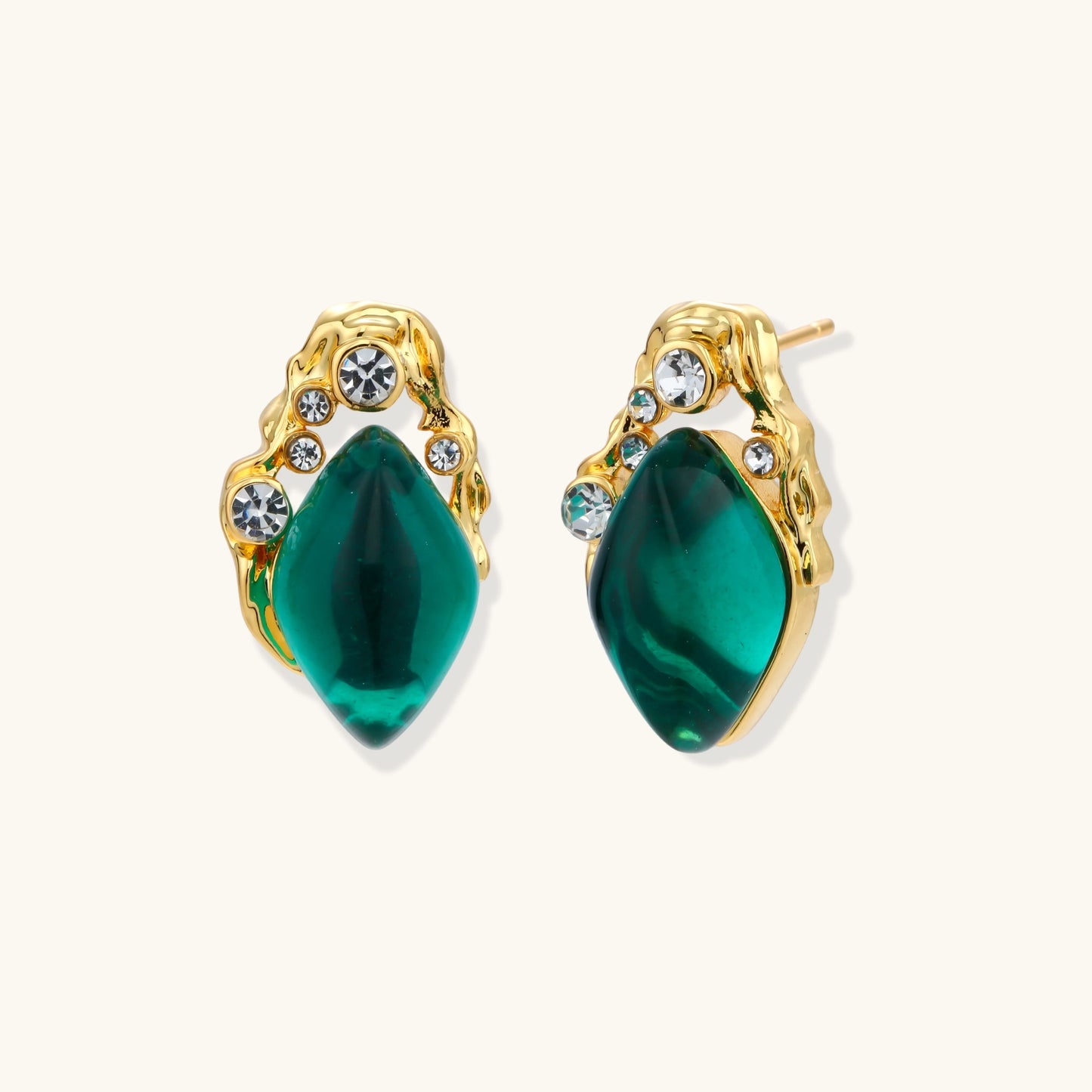 Emerald Øredobber med 18K gullbelagt kobber og cubic zirkonia. | Emerald Mystique Studs
