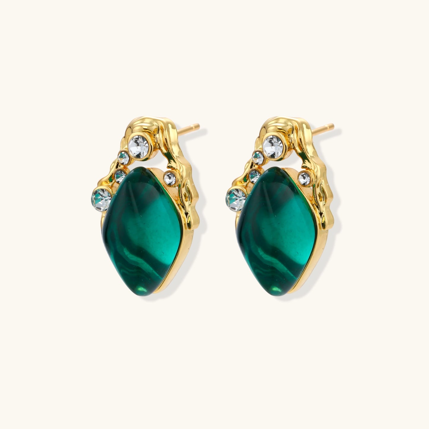 Emerald Øredobber med 18K gullbelagt kobber og cubic zirkonia. | Emerald Mystique Studs