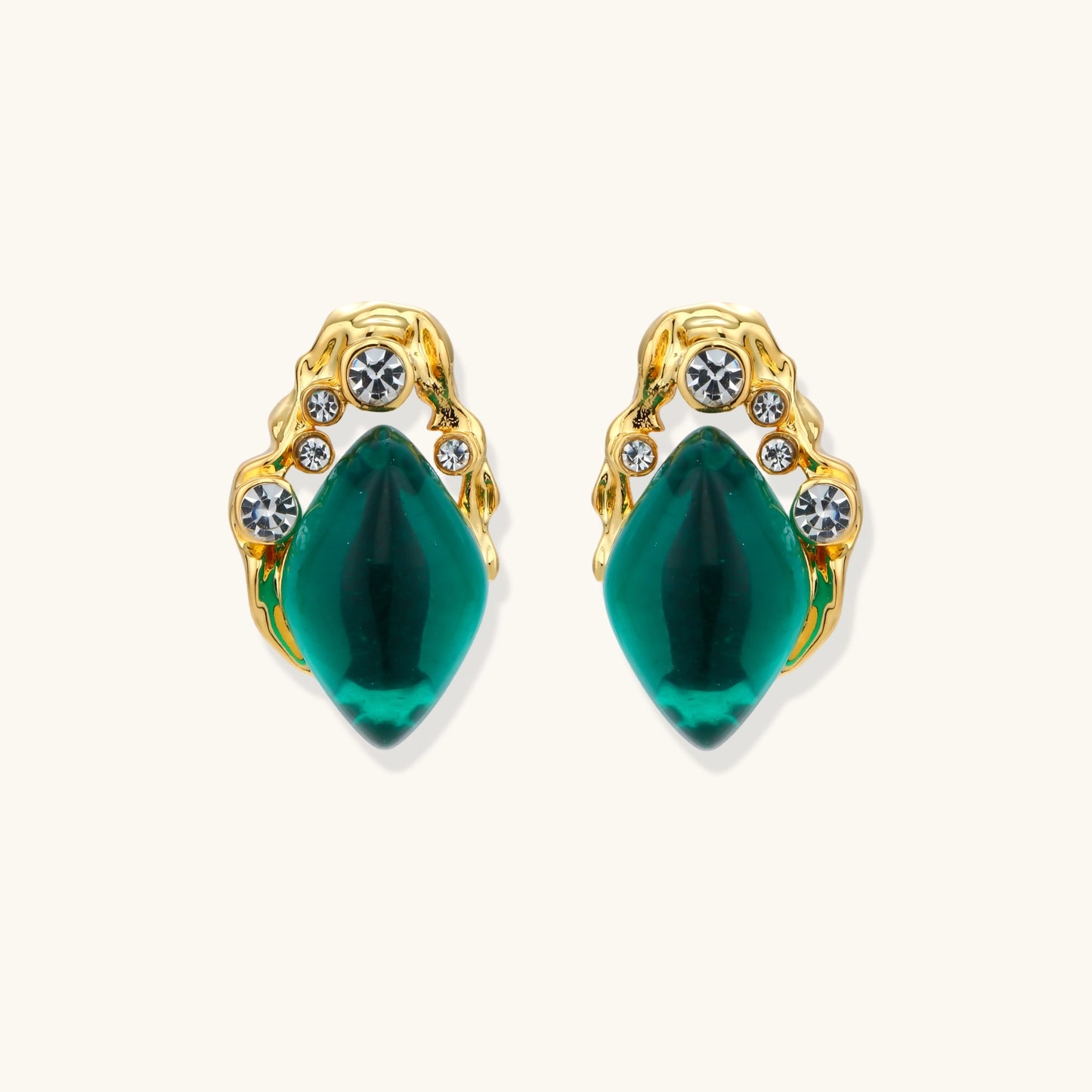 Emerald Øredobber med 18K gullbelagt kobber og cubic zirkonia. | Emerald Mystique Studs