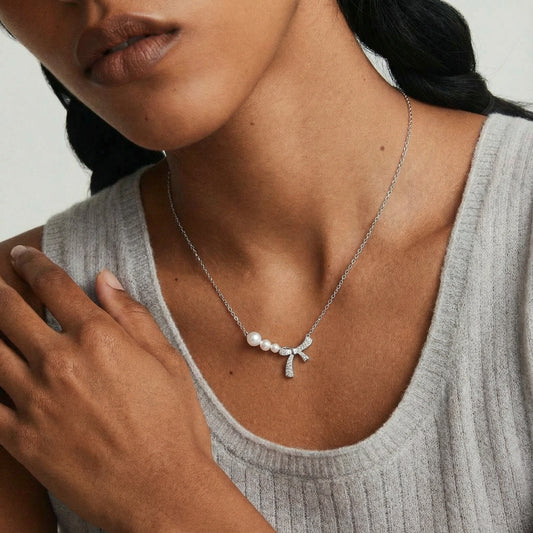 Ferskvannsperle smykke med sløyfe - anheng i Hvitgullbelagt eco- brass